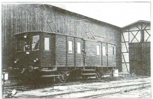 4.Wagon elektryczny nr 3 w lecie 1940 roku przy magazynie i szopie dla taboru kolejowego na stacji Wąbrzeźno Miasto